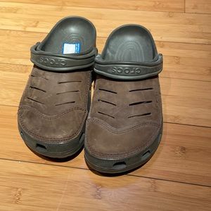 Brown crocs men’s size 9 never worn